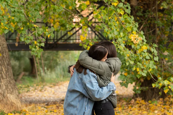 秋の日に公園にいる2人の女性の友人 — ストック写真