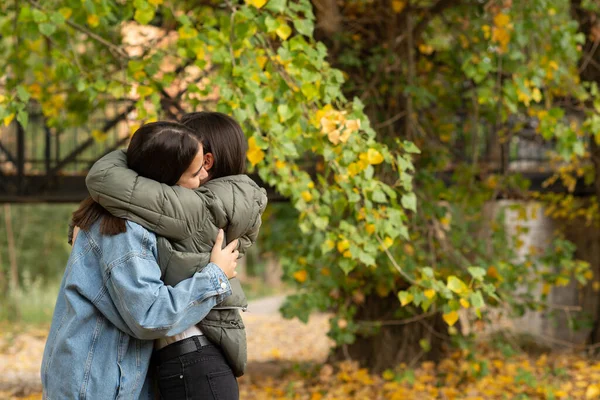 Νεαρό Λεσβιακό Ζευγάρι Αγκαλιάζεται Ένα Πάρκο Μια Φθινοπωρινή Μέρα — Φωτογραφία Αρχείου