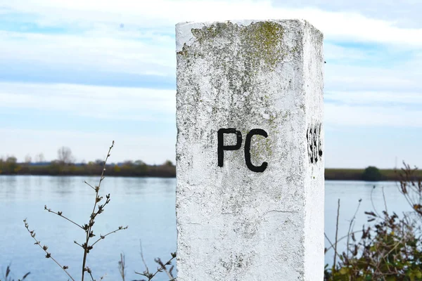 Sırbistan 'ın Tuna kenti yakınlarındaki klasik sınır taşı bulutlu bir günde