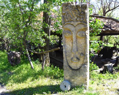 Halk sanatı. İnsan yüzü şeklinde taşa oyulmuş bir anıt.
