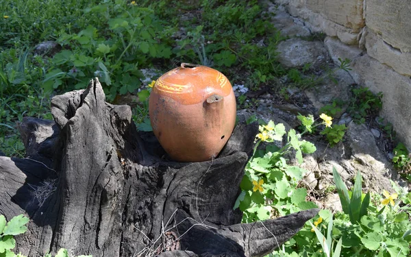 Su ve şarap depolamak için kullanılan antika kil kap.