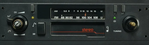 老式汽车收音机盒式磁带播放机的展示 — 图库照片