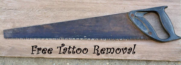 碑文と古い錆びた手を見た 無料タトゥーの除去 — ストック写真