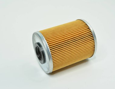 Beyaz arkaplanda motorlu araçlar için yakıt filtresi