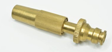 Pirinç başlıklı su püskürtme silahı beyaz arkaplanda izole edildi