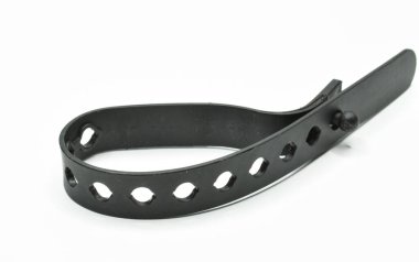 Beyaz arkaplanda kilitleme düğmesi olan Siyah Naylon Kablo Kayışı