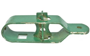 Beyaz arkaplanda izole edilmiş eski yeşil metal tel gericiName