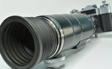 Fotosniper kameradaki 300mm lens SSCB 'de yapılmış.