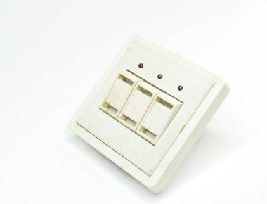 Banyo anahtarı, ışık, ısıtıcı ve su ısıtıcısı beyaz arka planda.