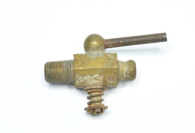 Beyaz arkaplanda izole edilmiş eski su vanası