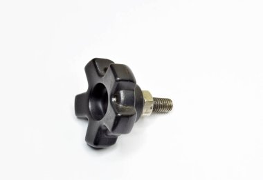 Beyaz arka planda plastik başlı klasik metal vida