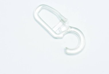 Beyaz arkaplanda klasik plastik perde klipsi
