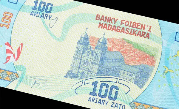Madagaskar tarafından basılan 100 Ariary banknotunun gözlemcisi Ambozontany katedralini ve Fianarantsoa manzarasını gösteriyor.