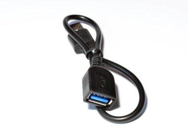 Beyaz arka plan üzerinde izole usb kabloları