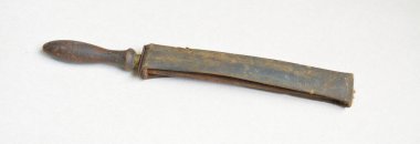 Beyaz arkaplanda klasik tıraş bıçağı keskinleştiricisi