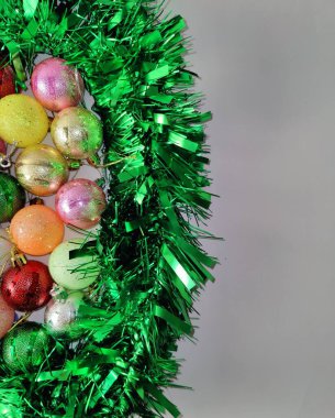 Noel süsleri. Yeşil yağmur ve Noel topları. Noel aksesuarları. İmza için yer açın. Yeni yıl havası