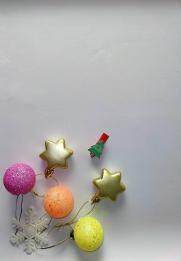 Noel baloları ve yıldızlar. Beyaz arka plandaki toplardan yapılmış Noel ağacı. Yakın plan. İmza için yer açın. Yeni yıl havası