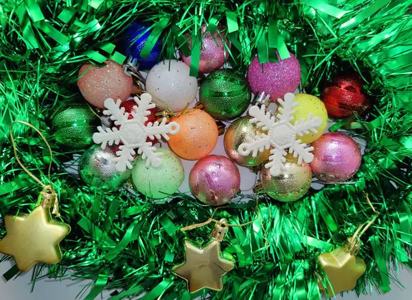 Świąteczne Dekoracje Zielony Deszcz Świąteczne Kulki Gwiazdy Świąteczne Dodatki Zamknij — Zdjęcie stockowe