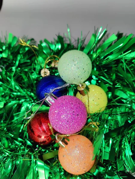 Decoraciones Navideñas Lluvia Verde Bolas Navidad Accesorios Navideños Humor Año —  Fotos de Stock