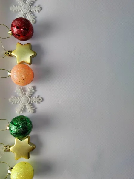Decoraciones Navideñas Bolas Navidad Sobre Fondo Blanco Accesorios Navideños Humor — Foto de Stock