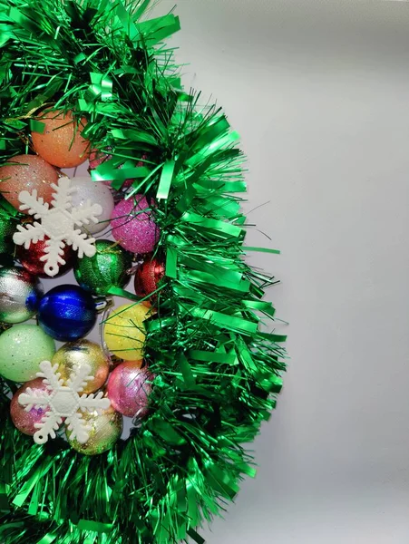 Новорічні Прикраси Зелений Дощ Різдвяні Кульки Зірки Різдвяні Аксесуари Місце — стокове фото