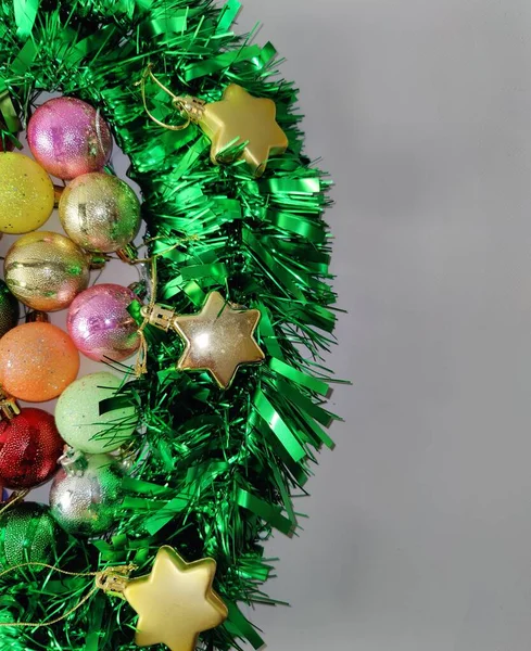 Decoraciones Navideñas Lluvia Verde Bolas Navidad Estrellas Sobre Fondo Blanco —  Fotos de Stock