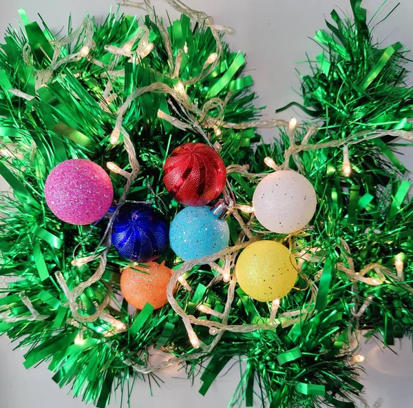 Рождественские Украшения Зеленый Дождь Рождественские Яйца Иллюминация Привела Рождественские Аксессуары — стоковое фото