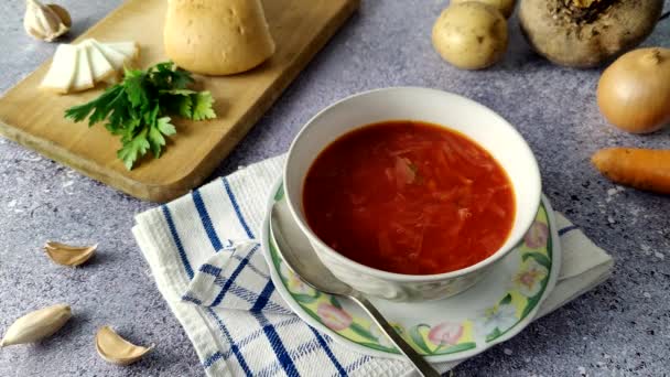Σεφ Χύνει Μπορστ Ένα Άσπρο Πιάτο Ουκρανική Παραδοσιακή Σούπα Μπόρσχτ — Αρχείο Βίντεο