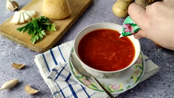 Σεφ Ρίχνει Ξινή Κρέμα Στο Κόκκινο Μπορς Ουκρανική Παραδοσιακή Σούπα — Αρχείο Βίντεο