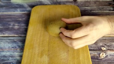 Tam kivi ve yarım meyve. Tahta bir masada tropik yeşil meyve. Yukarıdan görüntüle 