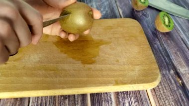 Tam kivi ve yarım meyve. Tahta bir masada tropik yeşil meyve. Yukarıdan görüntüle 