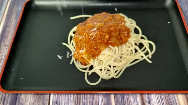 Makaron Spaghetti Bolognese Posypane Tartym Serem Parmezan Zbliżenie — Wideo stockowe