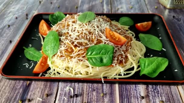 Incolla Spaghetti Alla Bolognese Con Pomodorini Foglie Spinaci Primo Piano — Video Stock