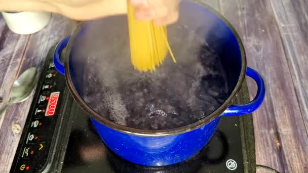 Şef Talyan Spagettisini Kaynar Suya Batırır Spagetti Bolonez Pişiriyorum Yukarıdan — Stok video