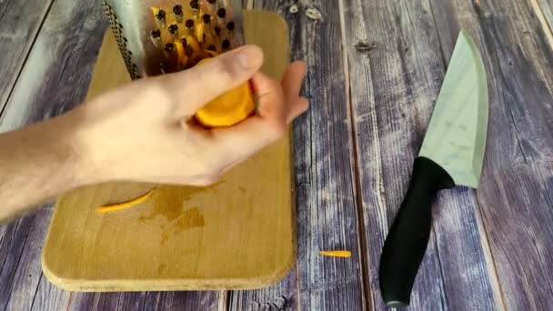 厨师用磨刀机把胡萝卜揉进锅里 罗宋汤烹调 — 图库视频影像