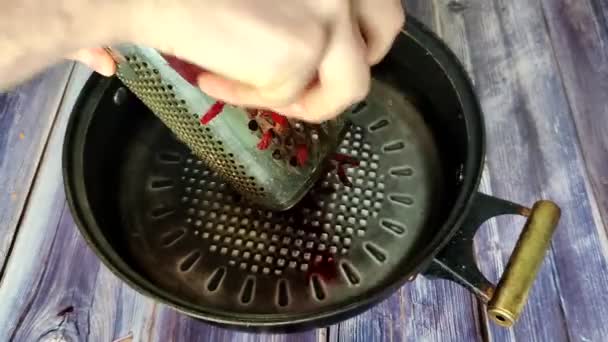 厨师用磨刀机把甜菜揉进锅里 罗宋汤烹调 — 图库视频影像