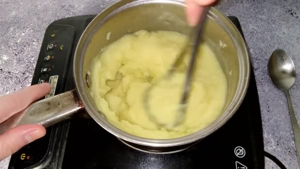 Шеф Кухар Збиває Картопляну Мачуху Картоплею Приготування Картопляного Пюре — стокове відео