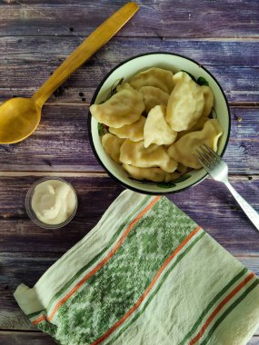 Hamur köftesi. Yuvarlak tabakta patatesli Vareniki. Hamurlu ürün. Yukarıdan görüntüle 