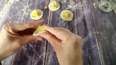 Patatesli hamur tatlısı üretme süreci. Yukarıdan ateş ediliyor