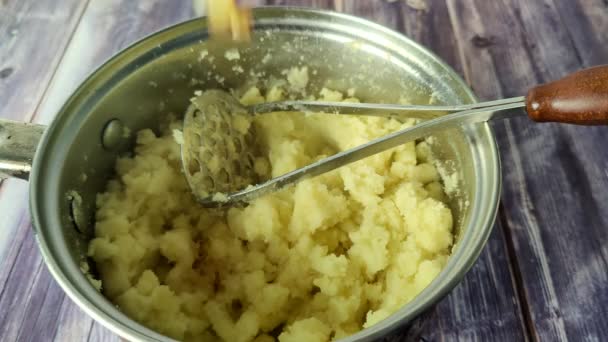Adding Fried Onions Pot Mashed Boiled Potatoes — Wideo stockowe