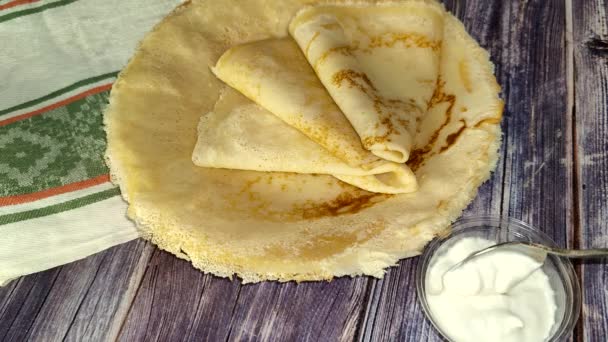 Pancakes Adding Sour Cream Pancakes Spoon Close — ストック動画
