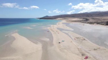 Sotavento plajı, Costa Calma 'da Risco el Paso olarak da bilinir, Fuerteventura, hava manzaralı. Kanarya Adaları ünlü uçurtma sörfü ve rüzgar sörfü noktası
