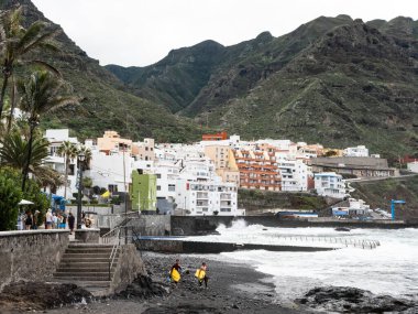 Punta del Hidalgo, İspanya; 5 Kasım 2022: Tenerife adasındaki Punta del Hidalgo kasabası. Turistik alan ve sörf noktası.