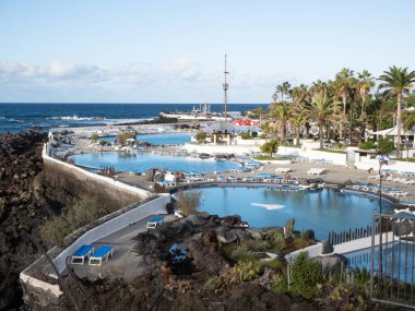 Puerto de la Cruz, İspanya; 4 Kasım 2022: Puerto de la Cruz, Tenerife, Kanarya Adaları 'ndaki Lago Martianez havuzları