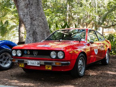 Santa Cruz de Tenerife, İspanya; 4 Kasım 2022: 1972 yılından kalma Antik kırmızı Lancia Beta Coupe 2000 arabası