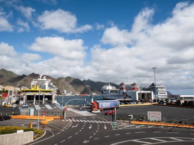 Santa Cruz de Tenerife, İspanya 4 Kasım 2022: Feribot Santa Cruz de Tenerife yükleme rıhtımına yanaştı