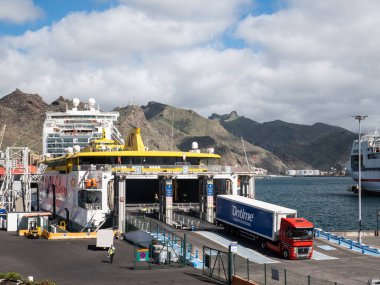 Santa Cruz de Tenerife, İspanya 4 Kasım 2022: Fred Olsen Ekspres feribotunun garajına Santa Cruz de Tenerife Limanı 'ndan mal nakliye kamyonu giriyor