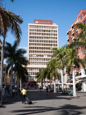 Santa Cruz de Tenerife, İspanya; 4 Kasım 2022: Candelaria Meydanı ve Santa Cruz de Tenerife şehir merkezindeki Santander Bank binası