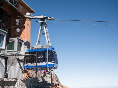 Tenerife, İspanya, 3 Kasım 2022: Tenerife 'deki Teide Ulusal Parkı' nın içindeki yolcular