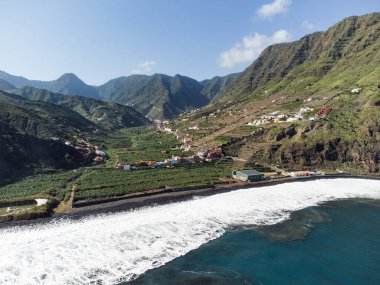 Hermigua 'nın havadan görünüşü ve muz ağaçlarının olduğu plaj. Kanarya Adaları.